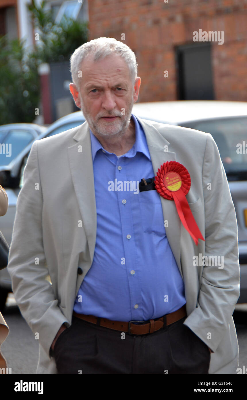 Tooting, Londres, Royaume-Uni. 14 Juin, 2016. Jeremy Corbyn le chef du parti travailliste pour soutenir Tooting visite candidat Dr Rosena qui Allin-Khan est debout dans l'élection par causée par le vide créé lorsque Sadiq Khan démissionné lorsqu'il est devenu maire de Londres. Credit : JOHNNY ARMSTEAD/Alamy Live News Banque D'Images