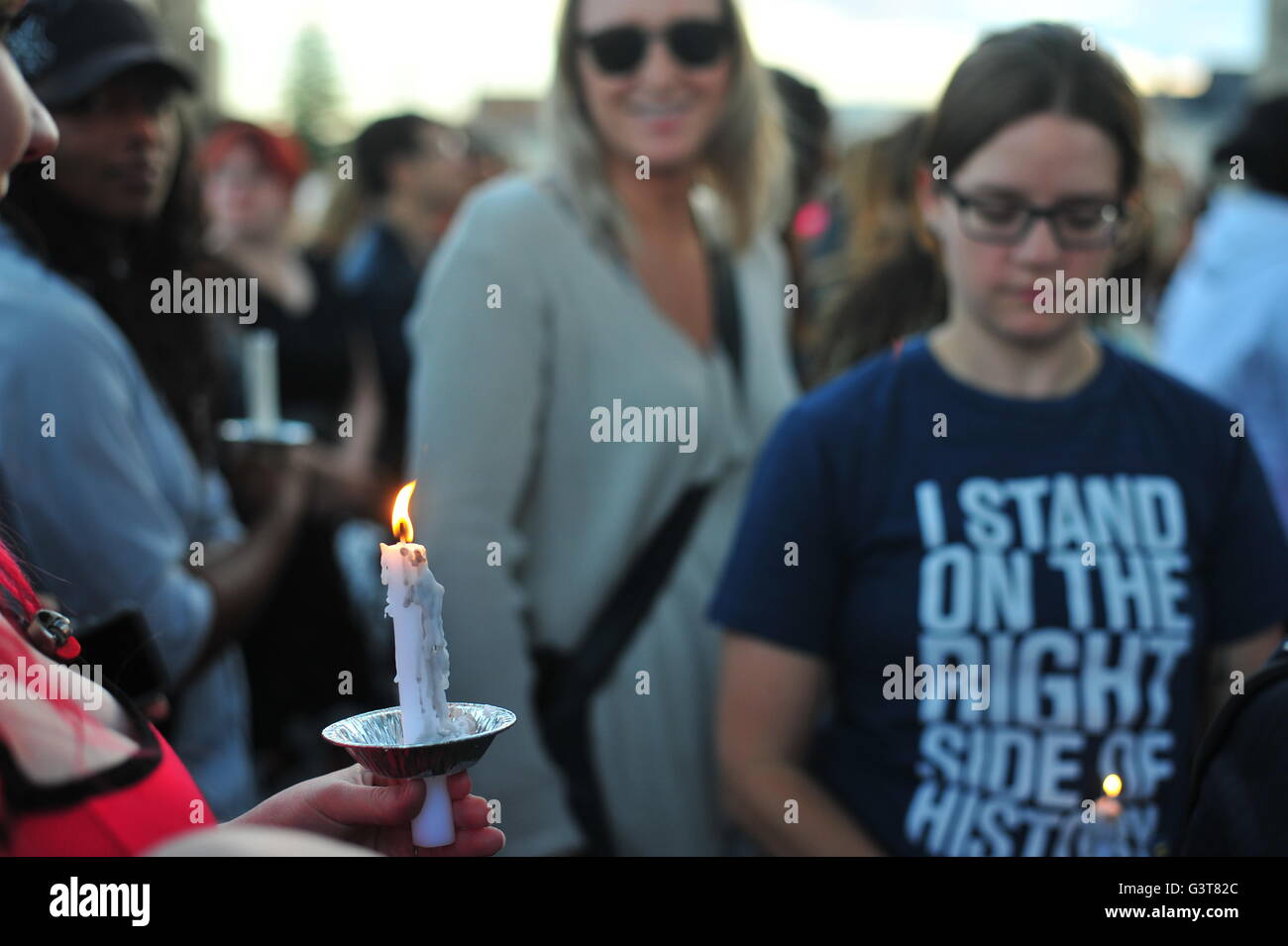 London, Ontario, Canada. Mardi 14 juin, 2016. Plus de 800 personnes participent à une veillée aux chandelles à la mémoire des victimes de la récente prise d'Orlando. L'événement, qui a été solidaire de la communauté LGBTQ +, a été organisée par plusieurs groupes de Londres et fait partie d'un mouvement mondial de soutien aux personnes touchées par l'attaque armée survenue à impulsion, une discothèque LGBT le dimanche. Banque D'Images