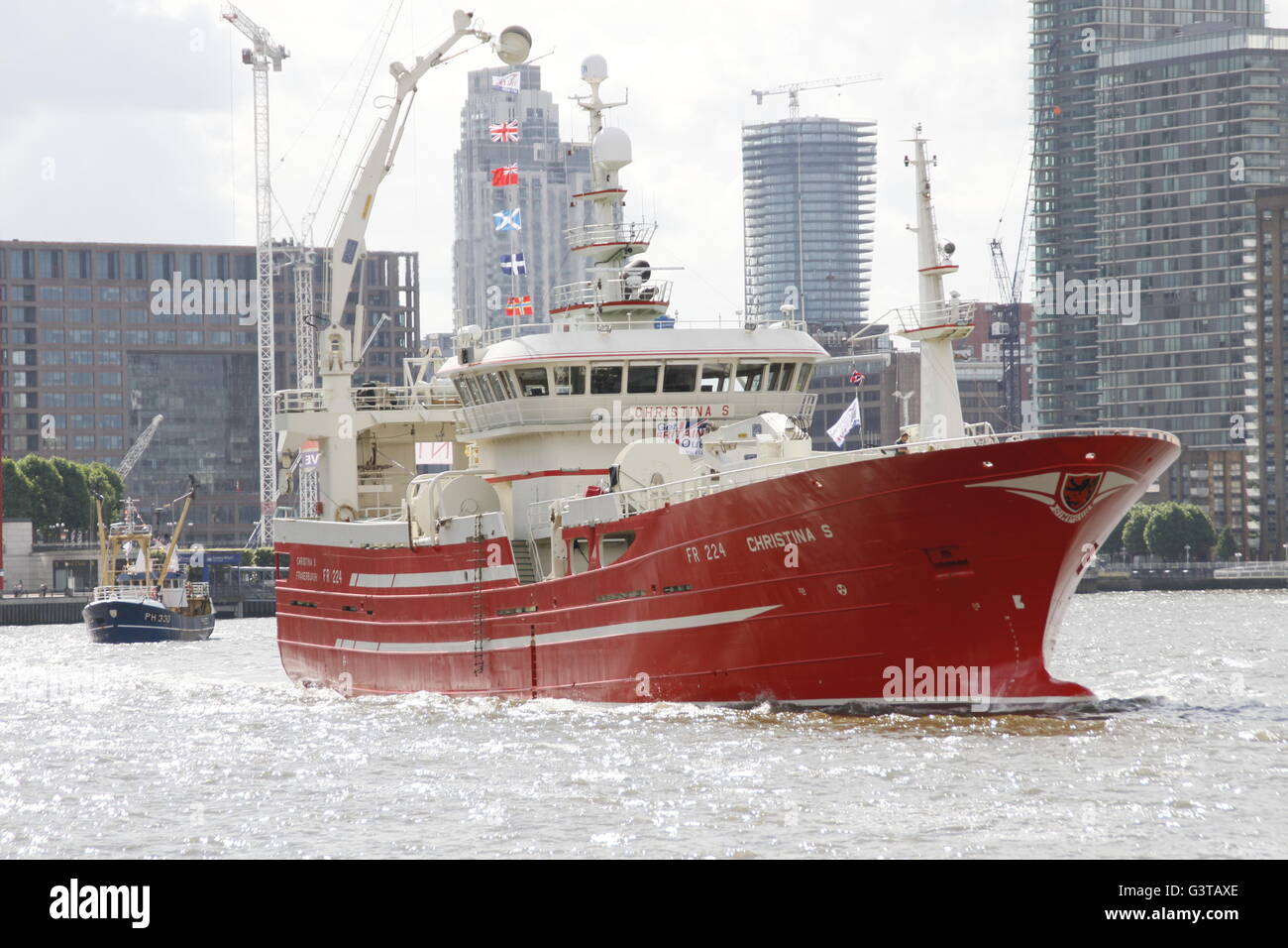 Limehouse, Tamise, Londres, Royaume-Uni. 15 juin 2016. Une flottille de chalutiers de pêche pour quitter l'appui des pro-BREXIT campagne menée par Nigel Farage de UKIP rend bien au-delà de Canary Wharf à l'égard du Parlement. Credit : Mark Baynes / Alamy Live News Banque D'Images