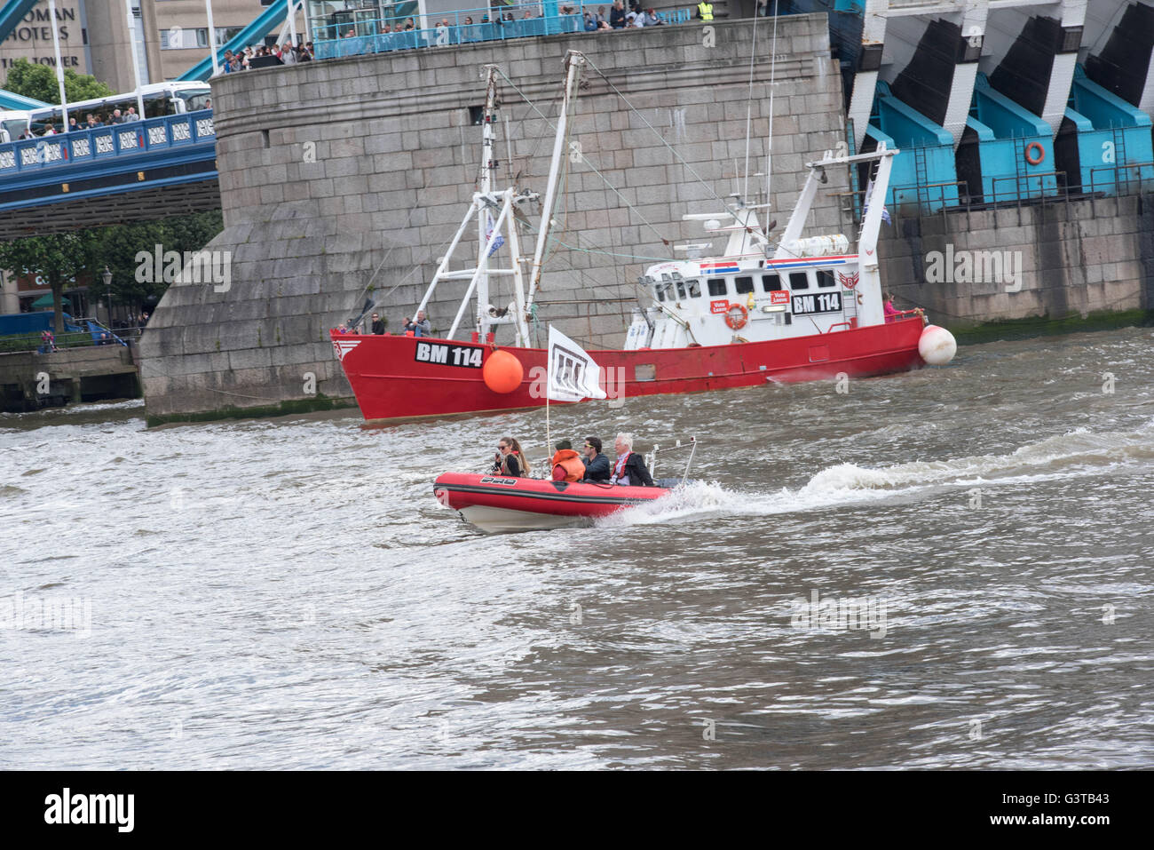 Londres, Royaume-Uni. 15 Juin, 2016. Laisser protester voile navigue sous Tower Bridge avec une meilleure approche de bateau en crédit : Ian Davidson/Alamy Live News Banque D'Images