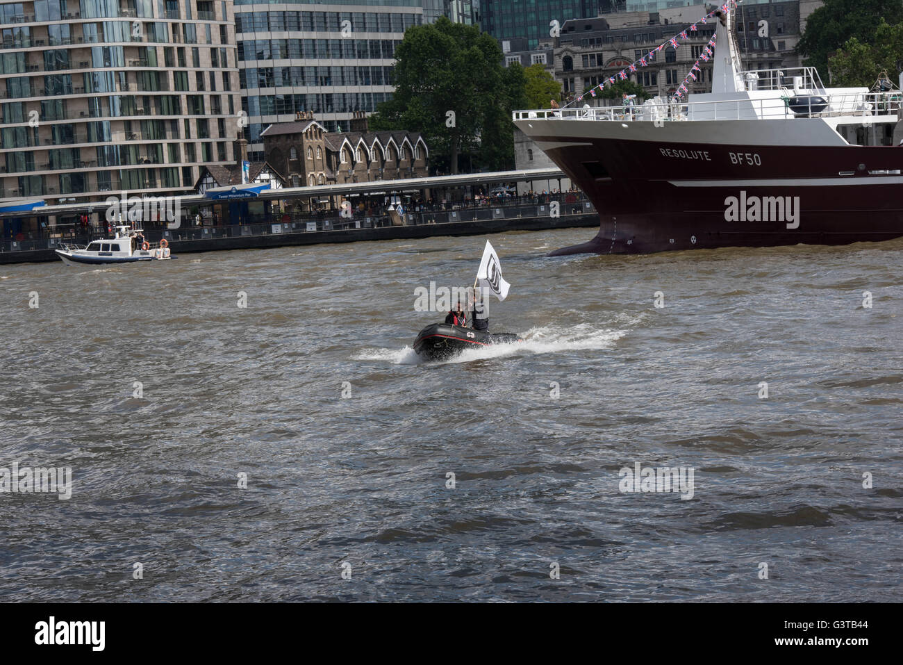 Londres, Royaume-Uni. 15 Juin, 2016. Laisser protester voile navigue sous Tower Bridge avec un meilleur bateau en encerclant Crédit : Ian Davidson/Alamy Live News Banque D'Images