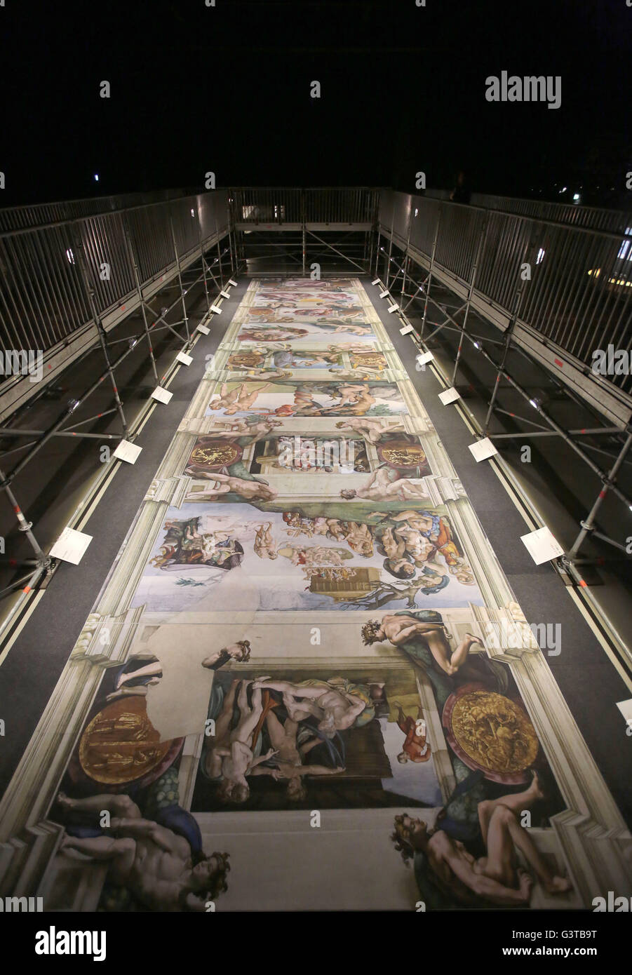 Cologne, Allemagne. 15 Juin, 2016. À partir de l'échafaudage, on peut voir la réplique de la fresque au plafond de la chapelle Sixtine au Vatican dans le cadre d'une exposition à Cologne, Allemagne, 15 juin 2016. L'exposition 'l'autre vue - Michelangelos fresques de la chapelle Sixtine" est ouvert à l'Odysseum, du 17 au 23 octobre 2016. Photos : Oliver Berg/dpa dpa : Crédit photo alliance/Alamy Live News Banque D'Images