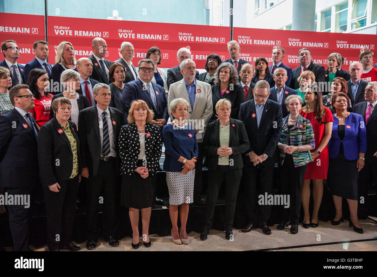 Londres, Royaume-Uni. 14 Juin, 2016. Jeremy Corbyn, chef du parti travailliste et l'opposition, s'exprime en faveur de la campagne de vote demeurent au TUC siège. Accompagné par les membres du cabinet fantôme du travail et des dirigeants syndicaux, il a encouragé l'ensemble du mouvement syndical" de vote demeurent afin d'éviter une 'bonfire' des droits des travailleurs. Credit : Mark Kerrison/Alamy Live News Banque D'Images