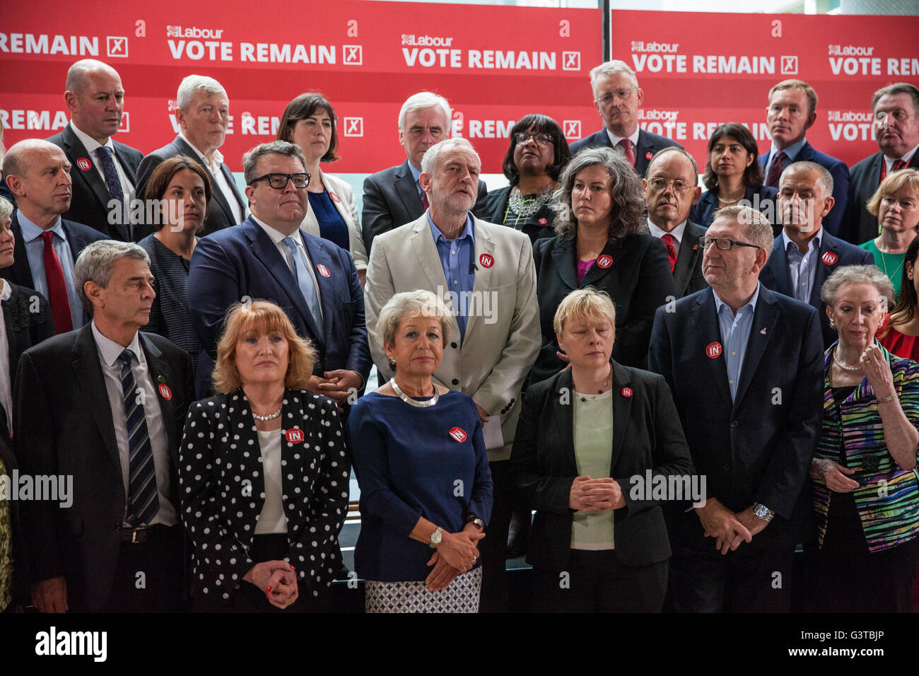 Londres, Royaume-Uni. 14 Juin, 2016. Jeremy Corbyn, chef du parti travailliste et l'opposition, s'exprime en faveur de la campagne de vote demeurent au TUC siège. Accompagné par les membres du cabinet fantôme du travail et des dirigeants syndicaux, il a encouragé l'ensemble du mouvement syndical" de vote demeurent afin d'éviter une 'bonfire' des droits des travailleurs. Credit : Mark Kerrison/Alamy Live News Banque D'Images