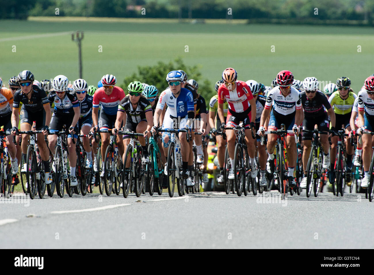 Wreningham, Norfolk UK. 15 Juin, 2016. La première étape de l'Aviva Women's Tour of Britain passe par Wreningham à Norfolk, en route pour la finale à Norwich. La course a débuté plus tôt dans la journée, à Southwold, Suffolk, et a finalement été remporté par Christine Majerus du Boels Dolmans équipe, qui ont pourchassé Alison Tetrick (Cyclance) dans le dernier kilomètre. Credit : Keith Whitmore/Alamy Live News Banque D'Images