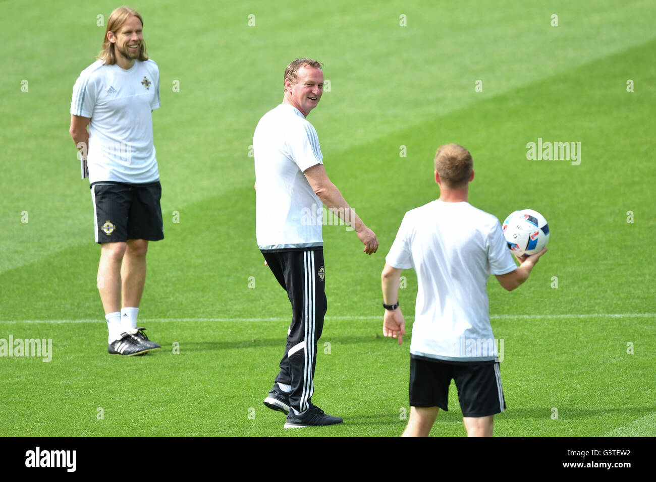 Lyon, France. 15 Juin, 2016. Entraîneur Michael O'Neill (C) de l'Irlande du Nord sourit pendant une session de formation de l'équipe nationale de soccer au Stade de Lyon à Lyon, France, 15 juin 2016. L'Irlande du Nord feront face à e l'Ukraine dans le groupe C de l'UEFA EURO 2016 football match tour préliminaire le 16 juin 2016. Photo : Uwe Anspach/dpa/Alamy Live News Banque D'Images