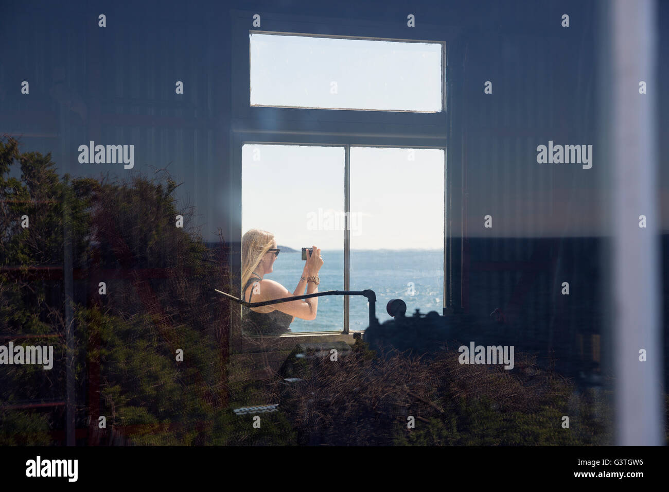 Femme a travers une vitre Banque de photographies et d’images à haute