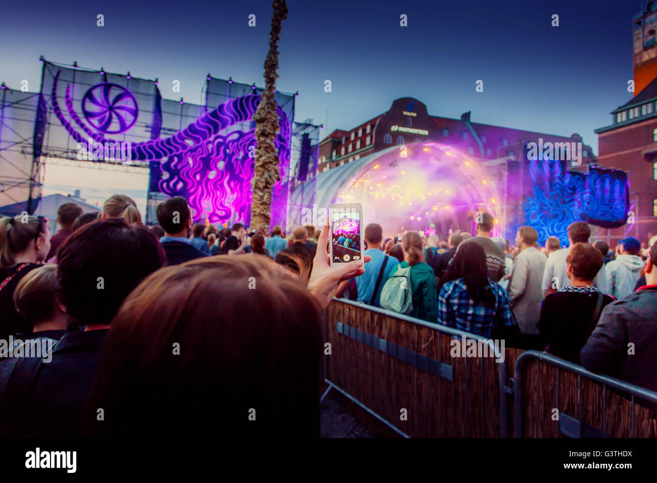 La Suède, Stockholm, Malmö, spectateur photographie performance festival avec smart phone Banque D'Images