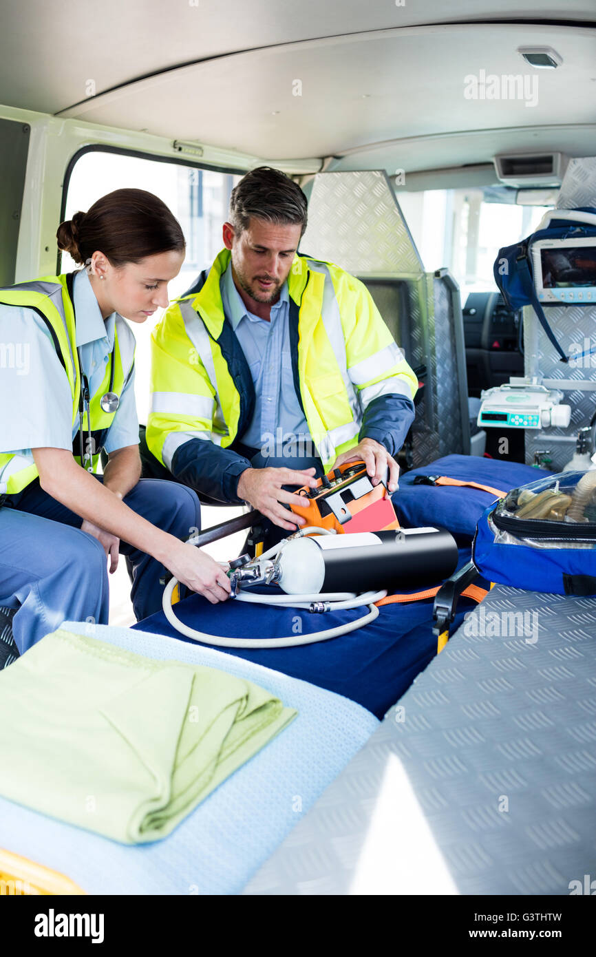 La préparation de l'équipage d'ambulance leurs outils Banque D'Images