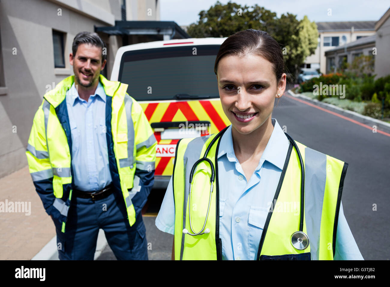 Portrait de l'équipe d'ambulanciers Banque D'Images