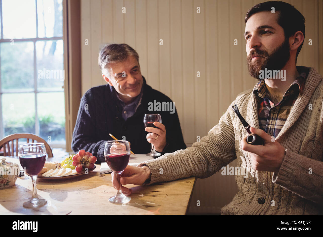 Homme mature et dégustation de vin rouge hipster Banque D'Images