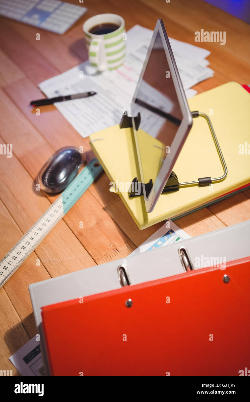 Photographie d'un bureau avec les outils multimédia Banque D'Images