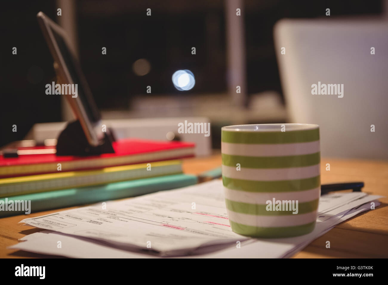 Bureau avec ordinateur tablette et tasse Banque D'Images