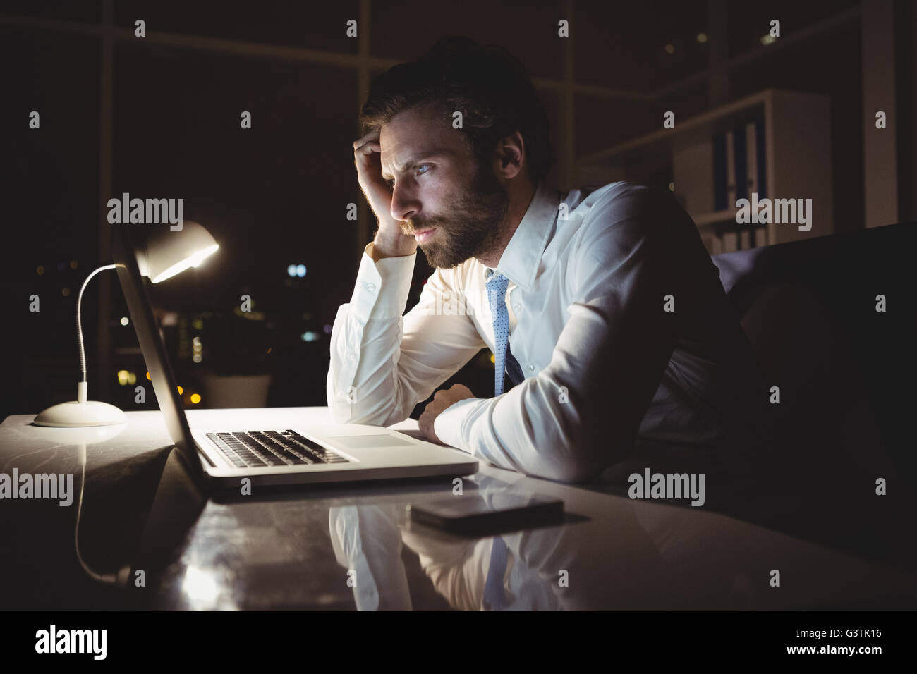 Businessman working at night Banque D'Images