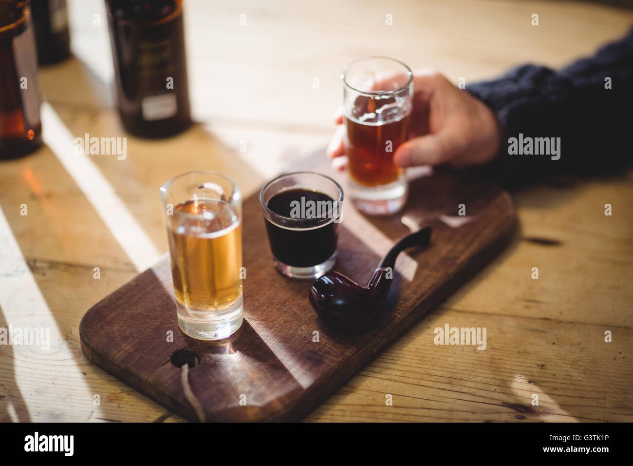 Portrait de l'homme mûr en prenant un verre d'alcool Banque D'Images