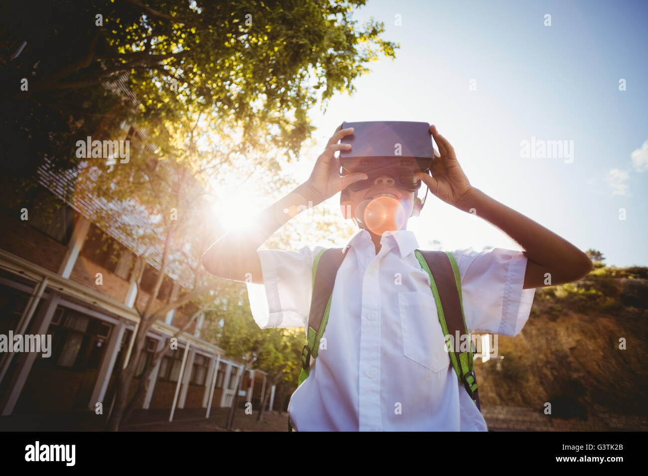 School boy en réalité virtuelle lunettes dans campus Banque D'Images