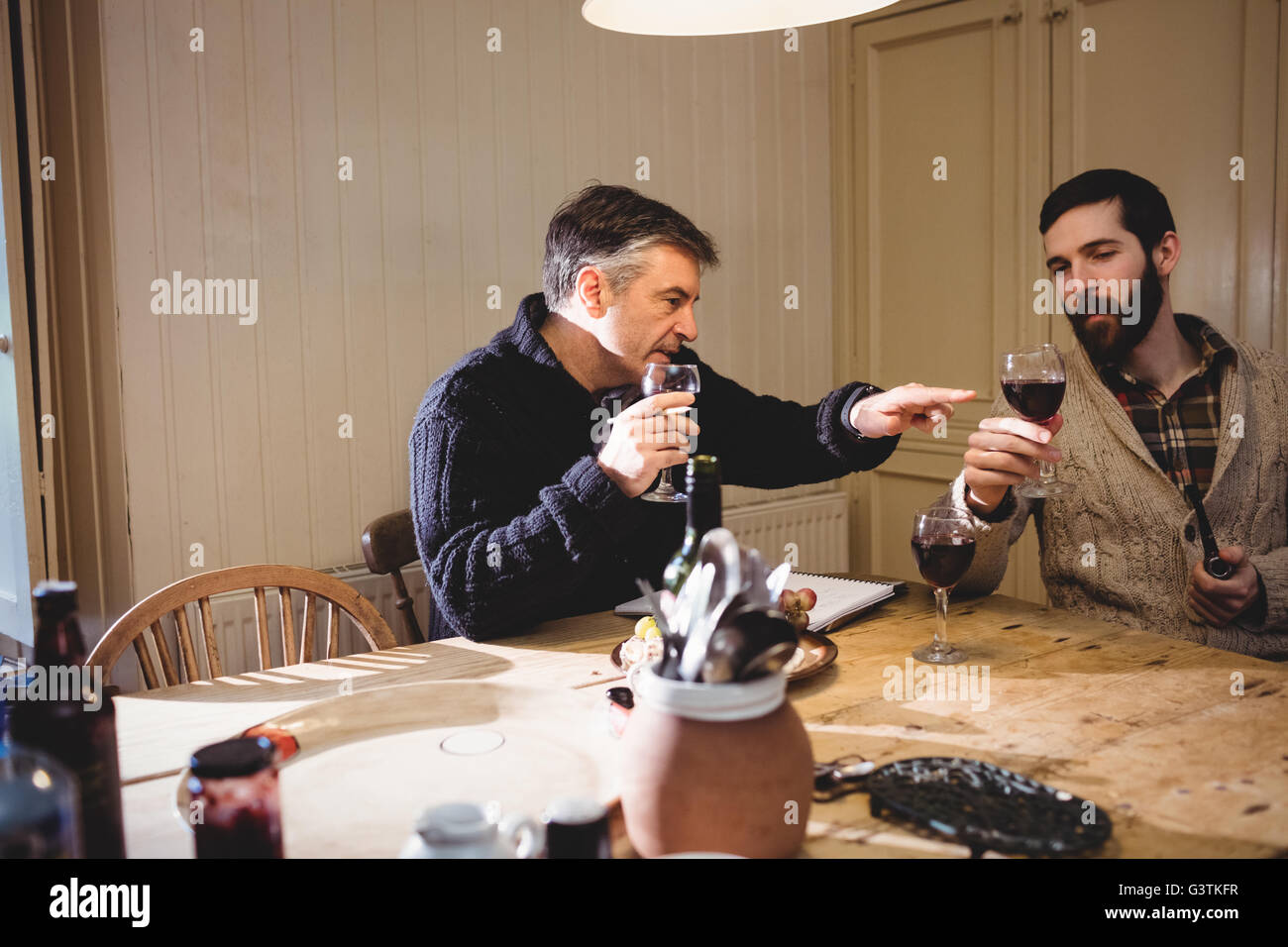 Hipster et homme mûr examen de vin rouge Banque D'Images