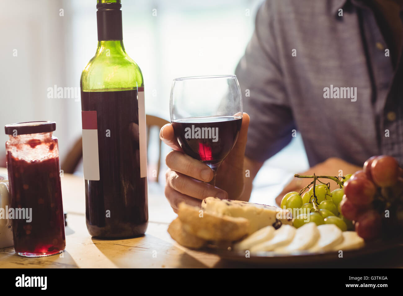 Vue rapprochée des fromages et de la plaque de verre de vin rouge Banque D'Images