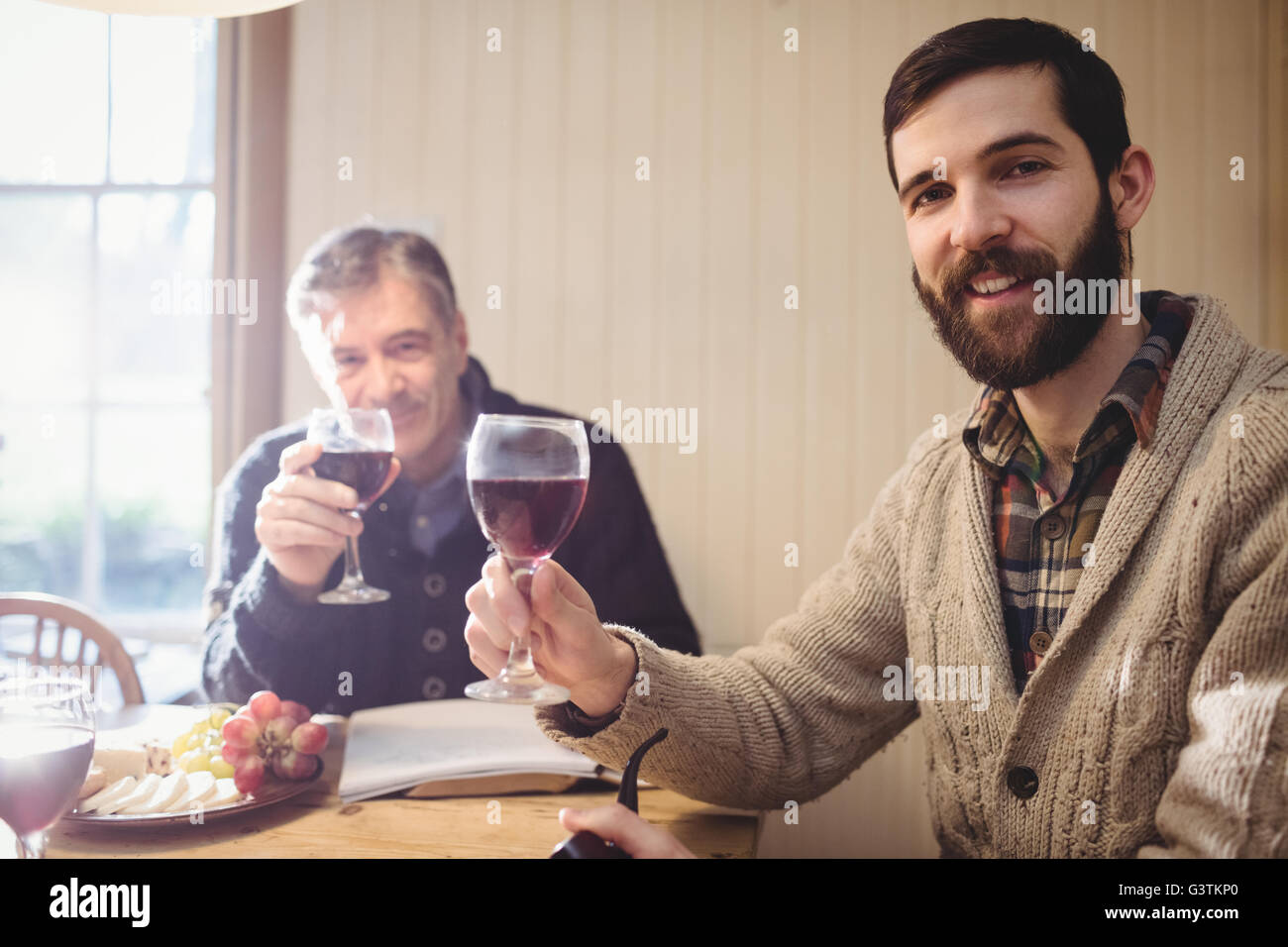 Hipster et mature homme posant avec un verre de vin Banque D'Images