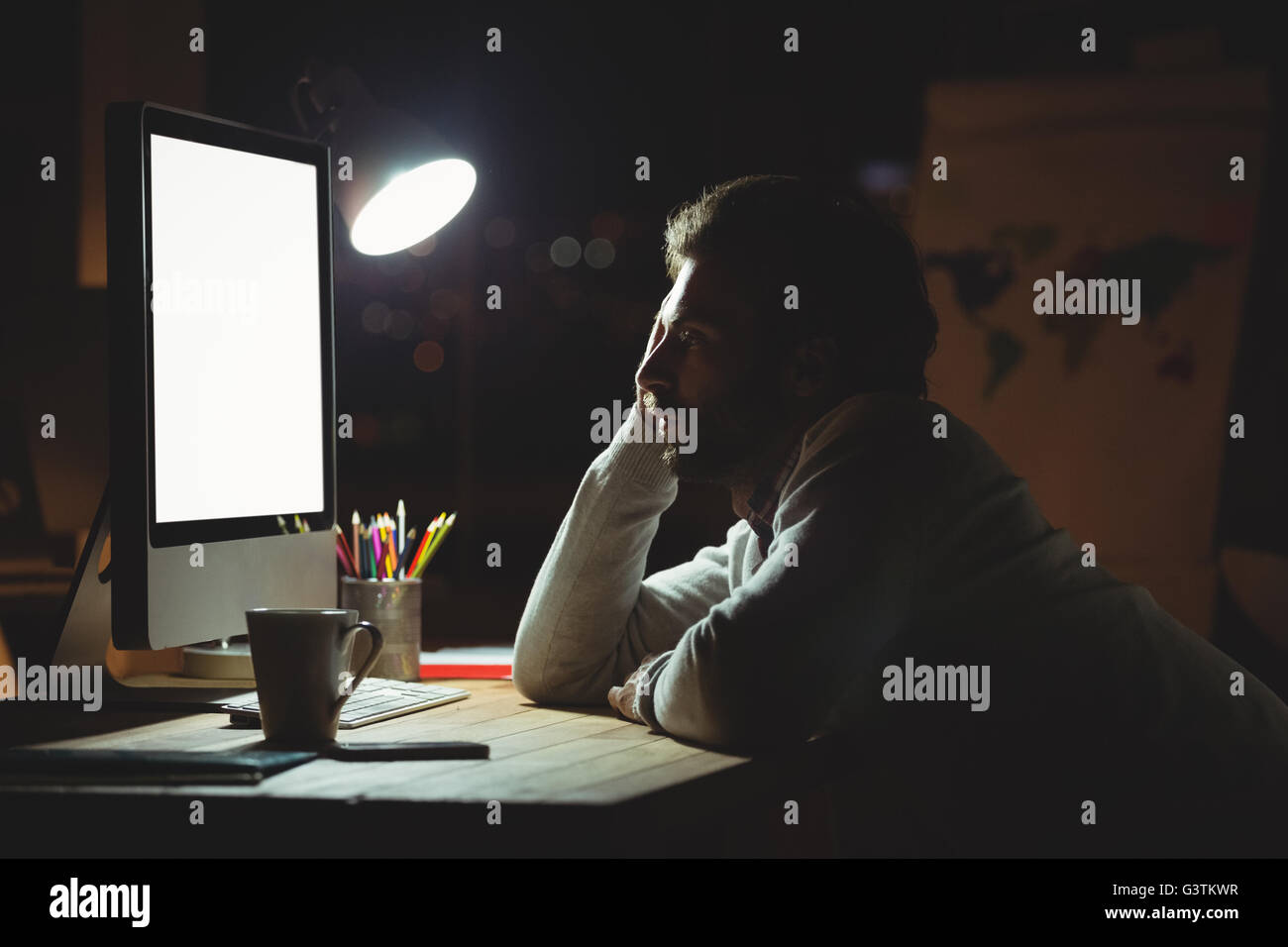 Businessman working at night Banque D'Images