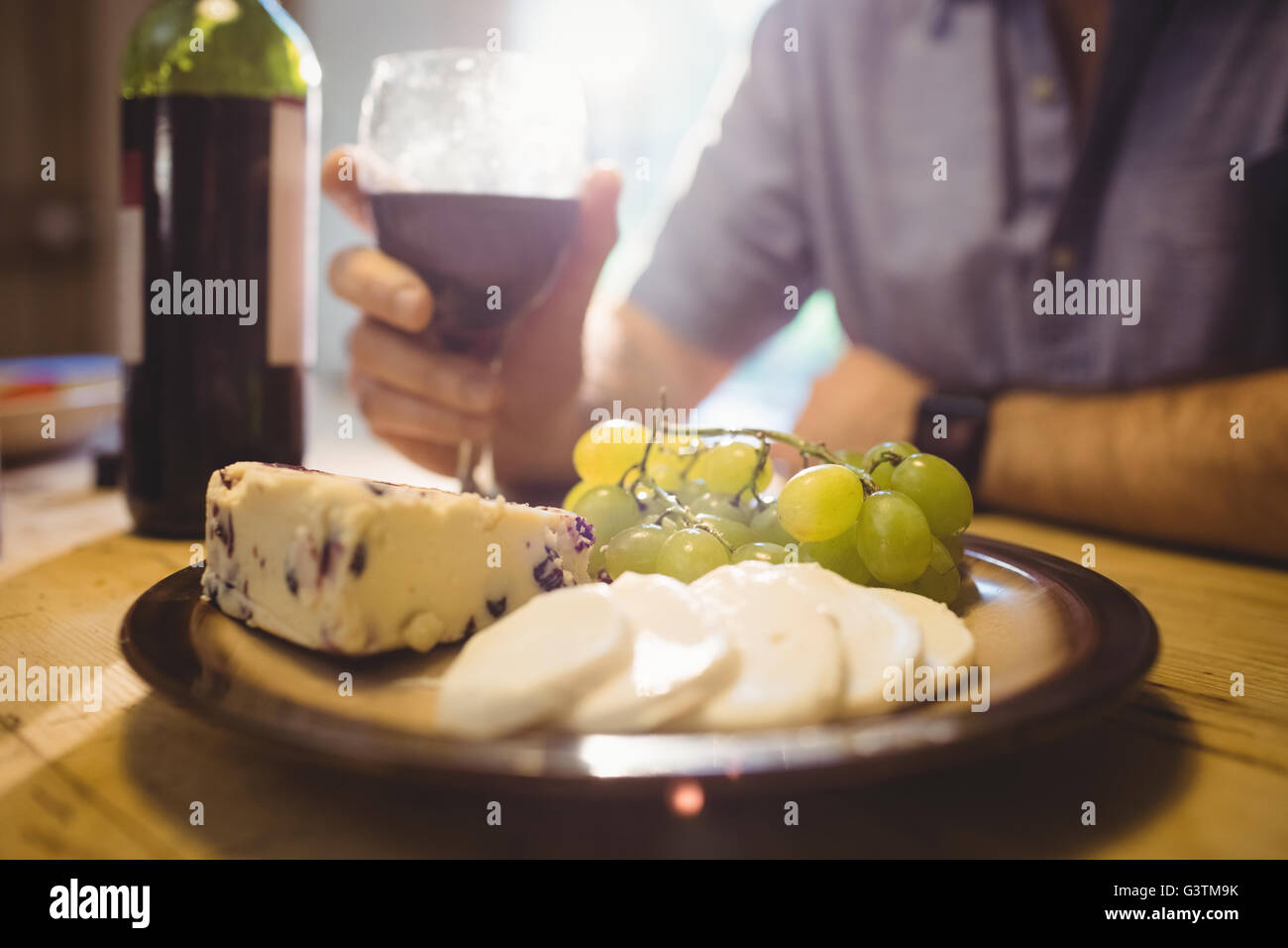 Vue rapprochée de verre à vin et fromages Banque D'Images