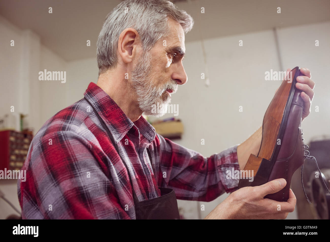 Voir le profil de cordonnier de l'examen d'un service de Banque D'Images