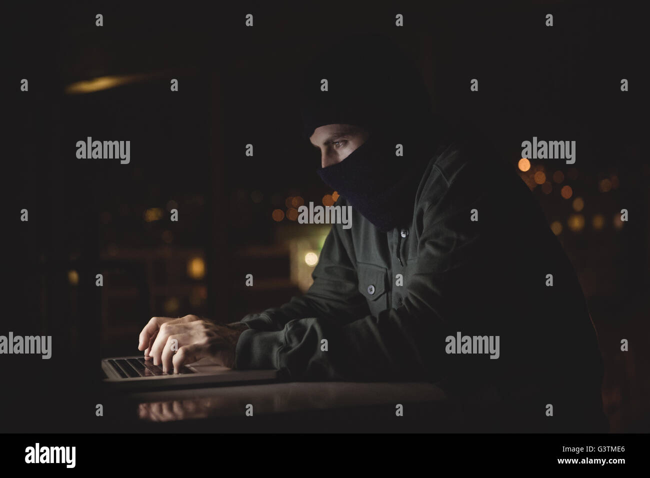 Hacker en utilisant un ordinateur portable Banque D'Images