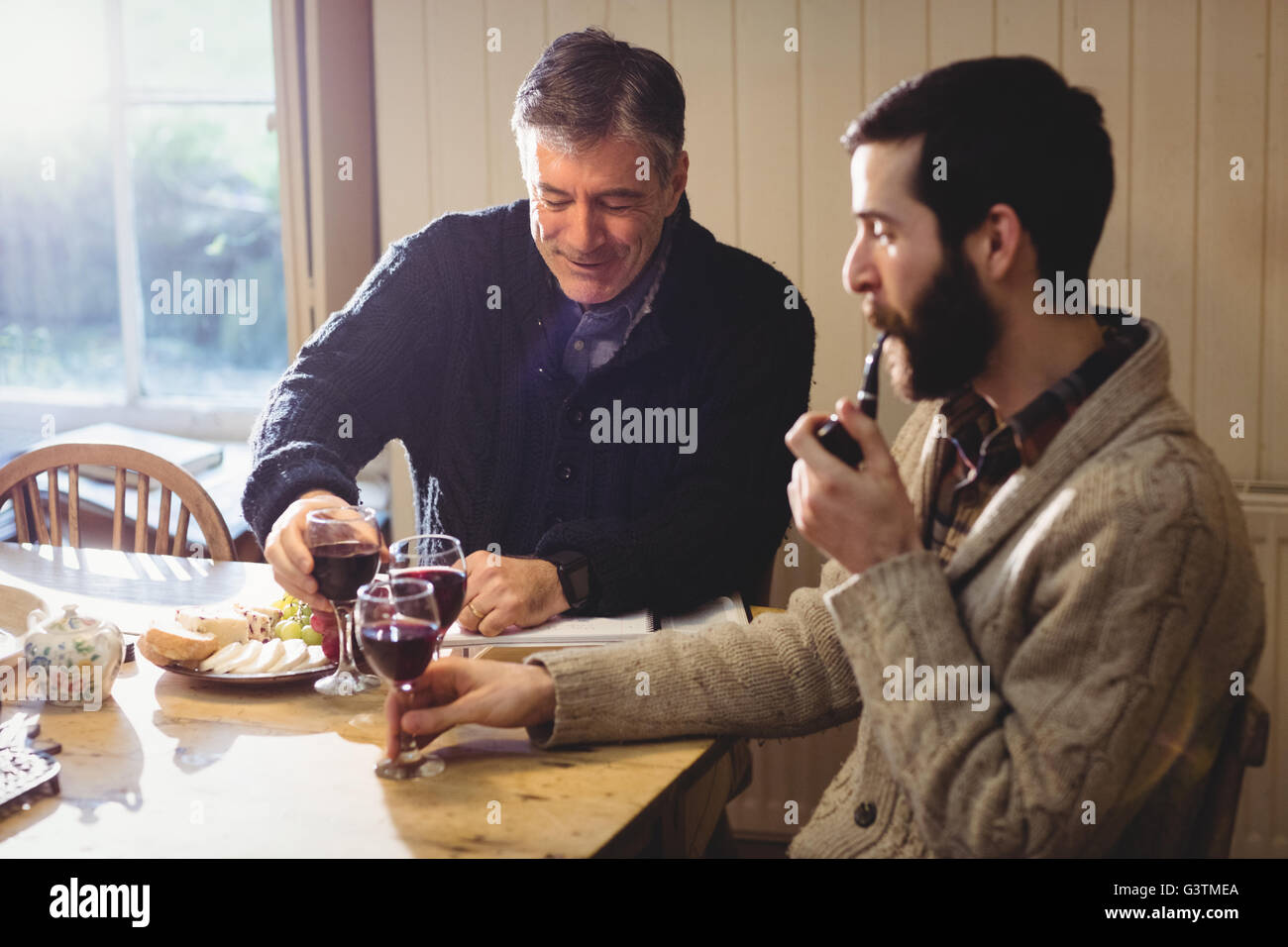 Homme mature et dégustation de vin rouge hipster Banque D'Images