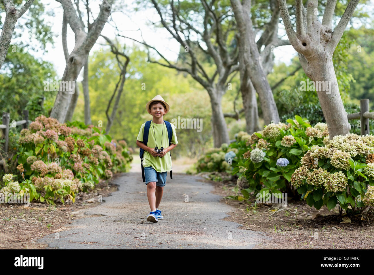 Little Boy walking on path Banque D'Images