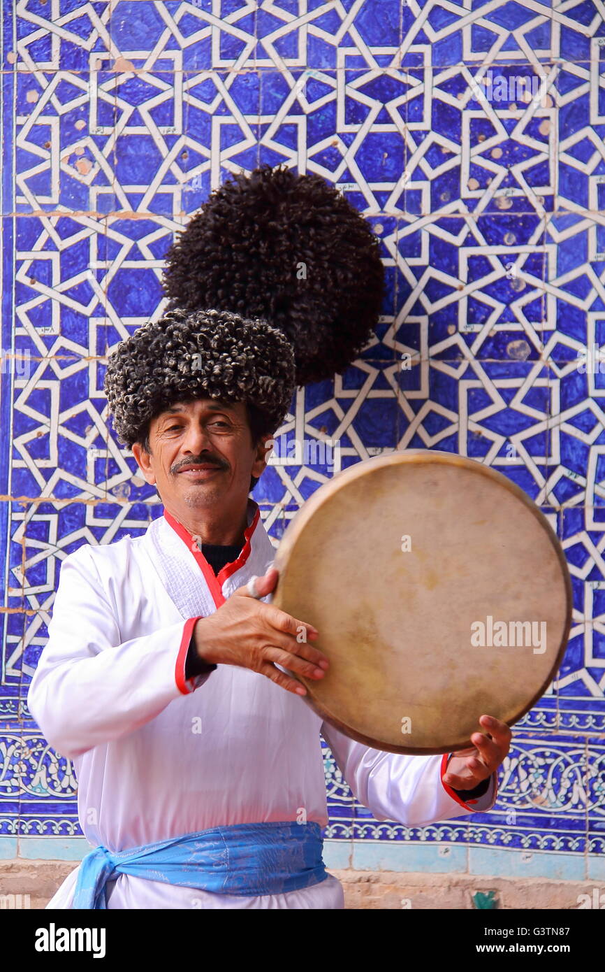 Musicien ouzbek traditionnel d'effectuer à Tosh Hovli palace à Khiva, Ouzbékistan Banque D'Images