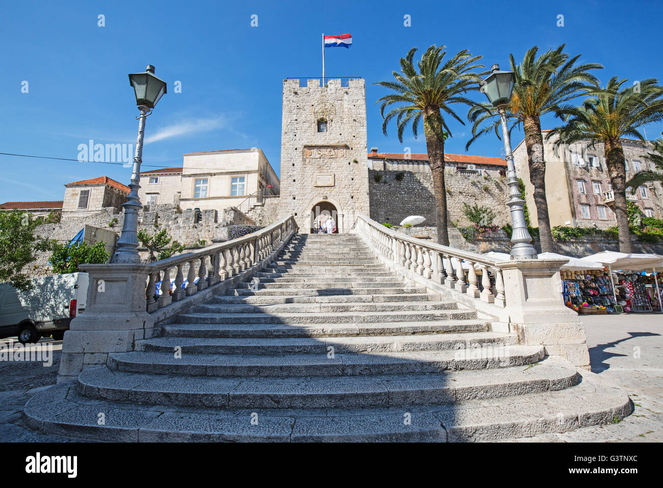 Étapes médiévale fortifiée menant dans le centre-ville de Korcula village de l'île de Korcula, Croatie Banque D'Images