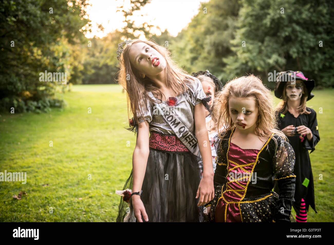 Deux enfants habillés en costume pour l'Halloween. Banque D'Images