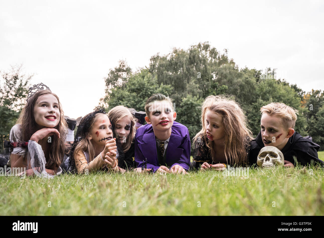 Les enfants déguisés en zombies pour l'Halloween. Banque D'Images