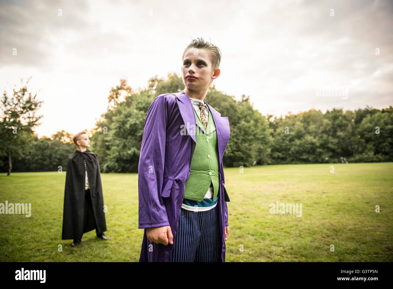 Un garçon vêtu en tant que joker pour l'Halloween. Banque D'Images