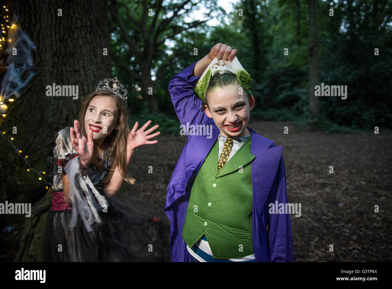 Un garçon de retirer son masque pour Halloween. Banque D'Images