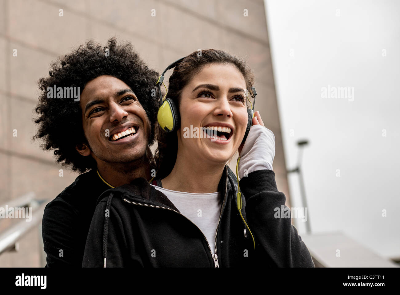 Un jeune couple d'écouter de la musique sur la rive sud de Londres. Banque D'Images