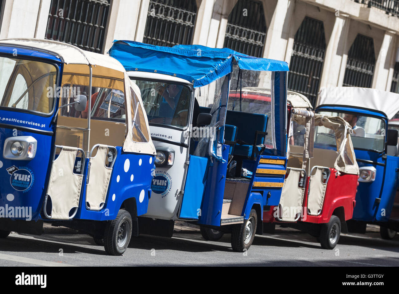 Le stationnement des véhicules sur le côté rue. Portugal Lisbonne. Banque D'Images