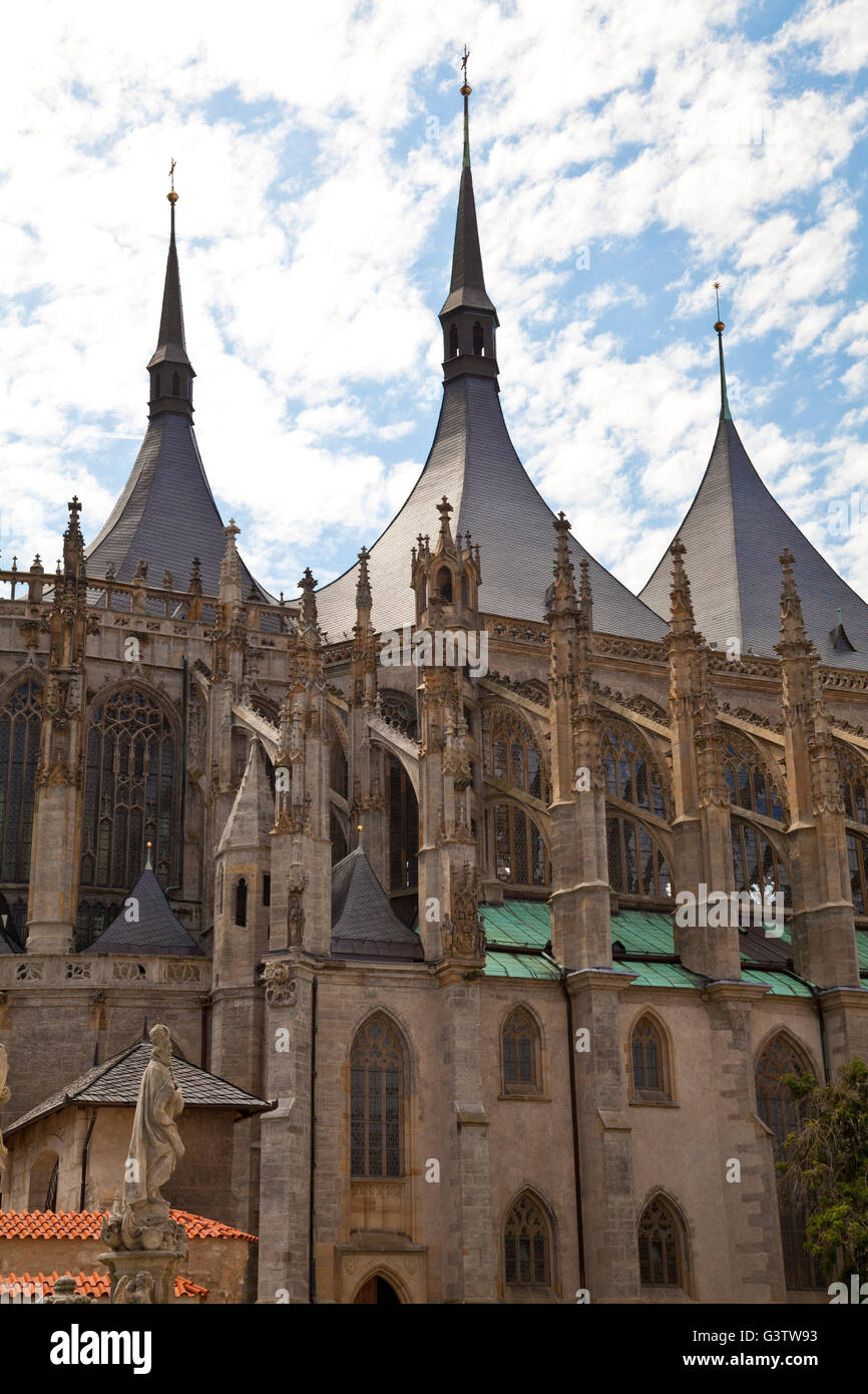 Vue de Saint Barbara's Church et ses arcs-boutants à Kutná Hora, République tchèque. Banque D'Images