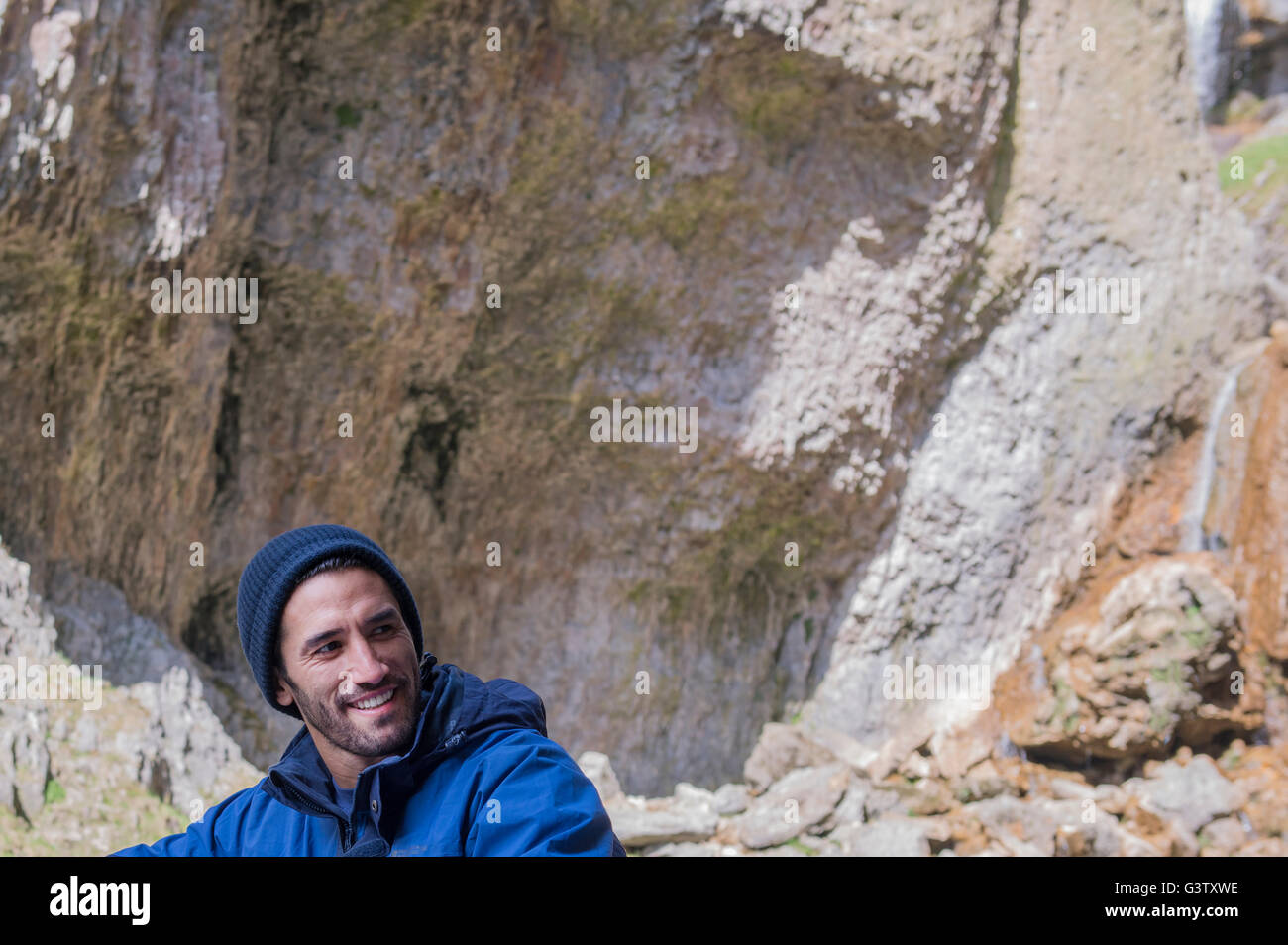 L'alpiniste assis dans un terrain accidenté. Banque D'Images
