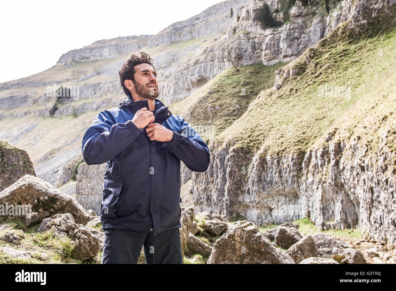 Un comité permanent de l'alpiniste en terrain difficile. Banque D'Images