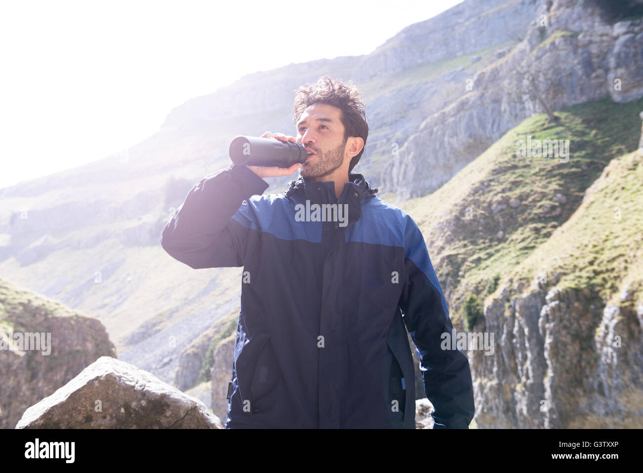 Un comité permanent de l'alpiniste en terrain difficile. Banque D'Images