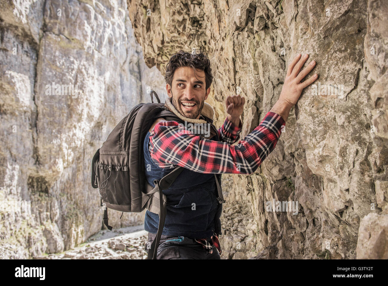 L'alpiniste traversant une barre rocheuse en terrain difficile. Banque D'Images