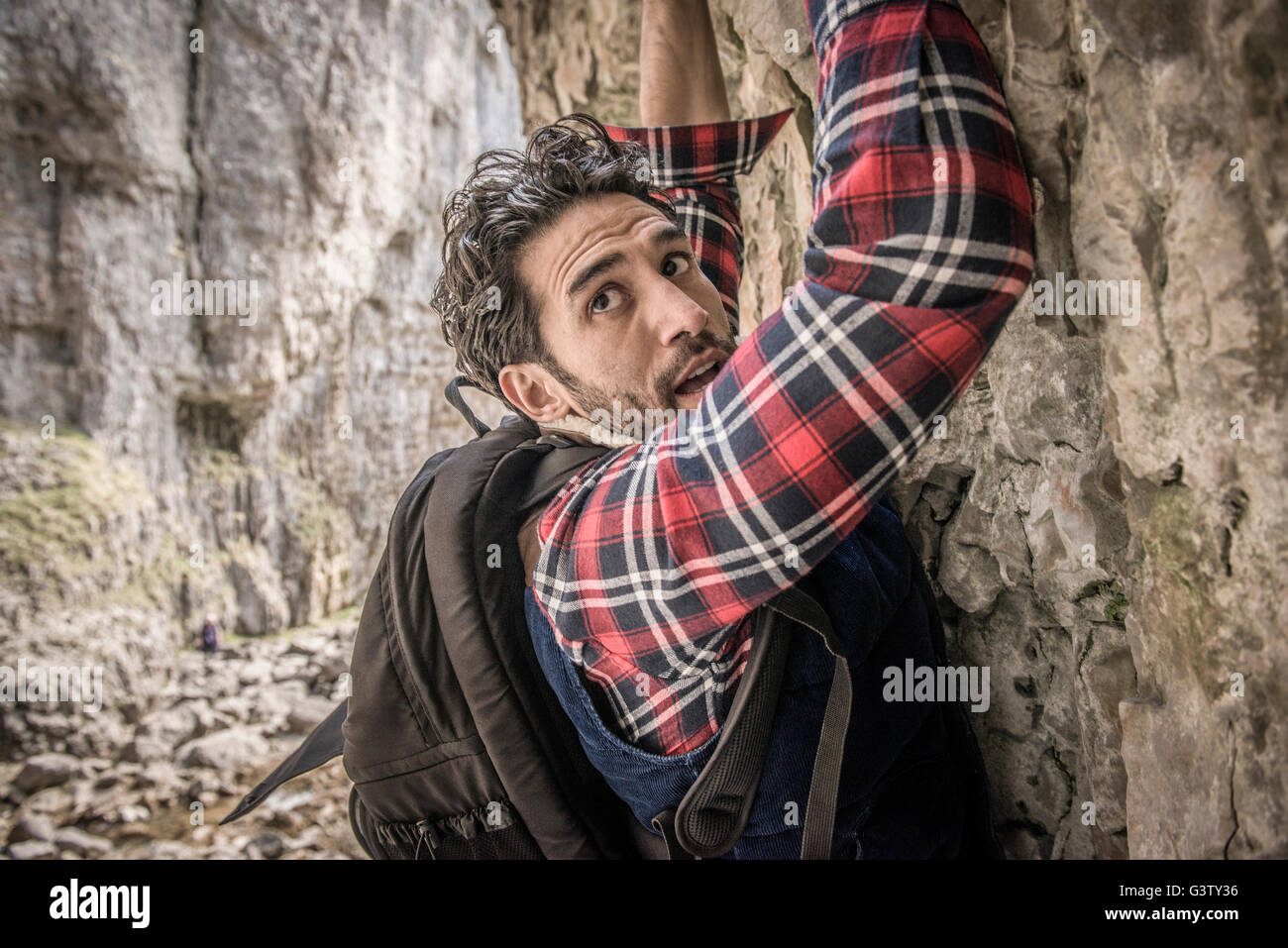 L'alpiniste traversant une barre rocheuse en terrain difficile. Banque D'Images