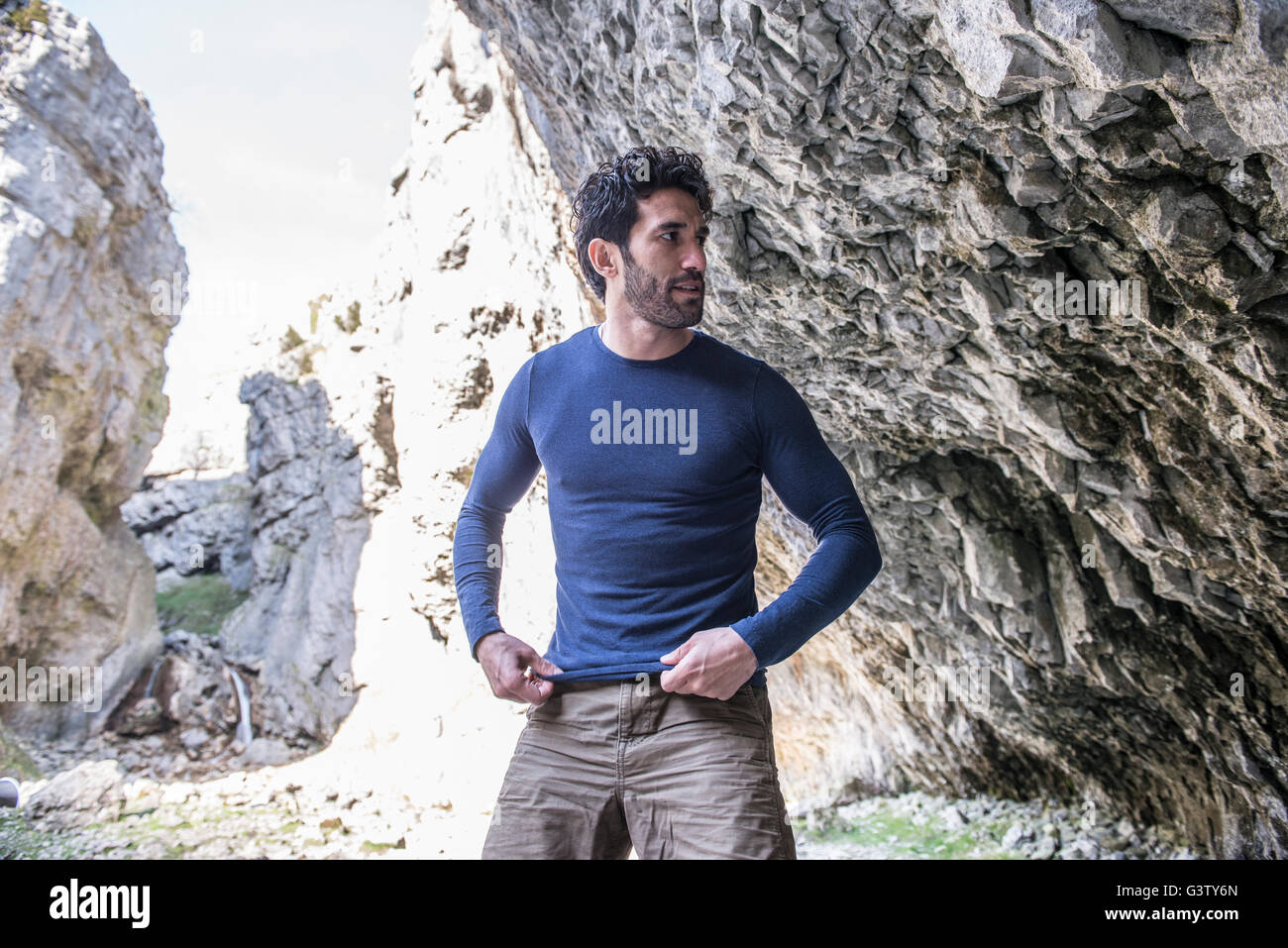 Un comité permanent de l'alpiniste en terrain difficile. Banque D'Images