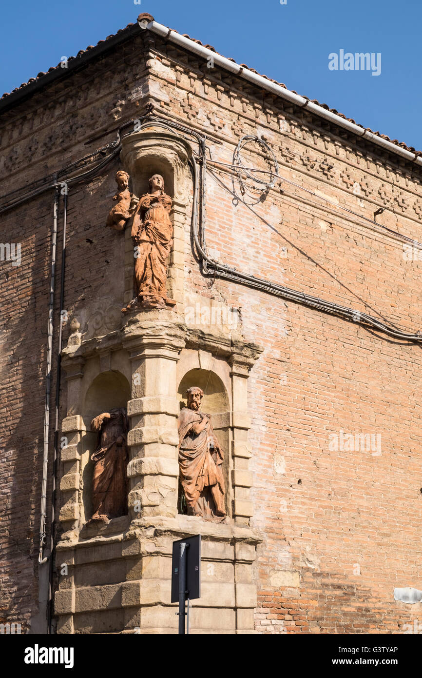 Les statues sur l'angle de la Via Castelfidardo et Via dAzeglio à Bologne, Italie Banque D'Images