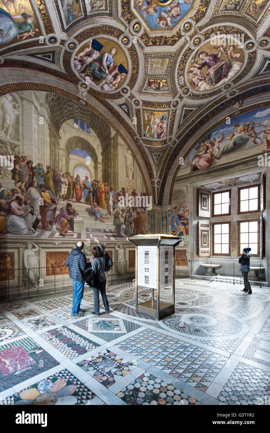 Rome. L'Italie. Les visiteurs admirer les Chambres de Raphaël, Stanza della Segnatura, Musées du Vatican. Musei Vaticani. Banque D'Images