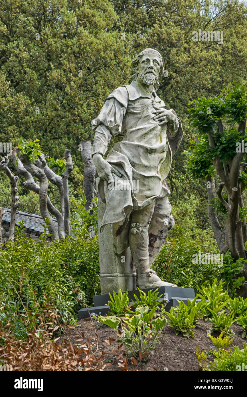 Statue de la renaissance l'architecte Inigo Jones dans la succession de Holker Hall Cark Cartmel dans Cumbria UK Banque D'Images