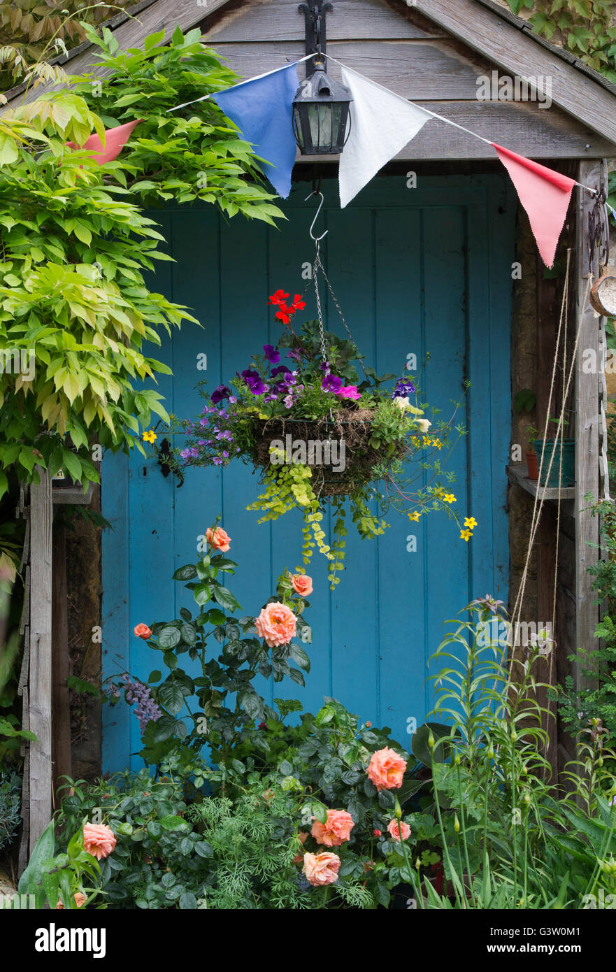 Chaumière porte et jardin avec bunting. En vertu de l'Ashton Hill, Wychavon District, Worcestershire, Royaume-Uni Banque D'Images