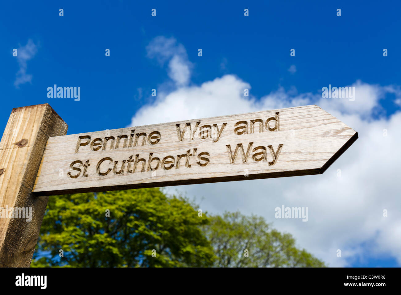 Panneau routier à la fin officielle du Pennine Way, Kirk at Yetholm, Scottish Borders, Scotland, UK Banque D'Images