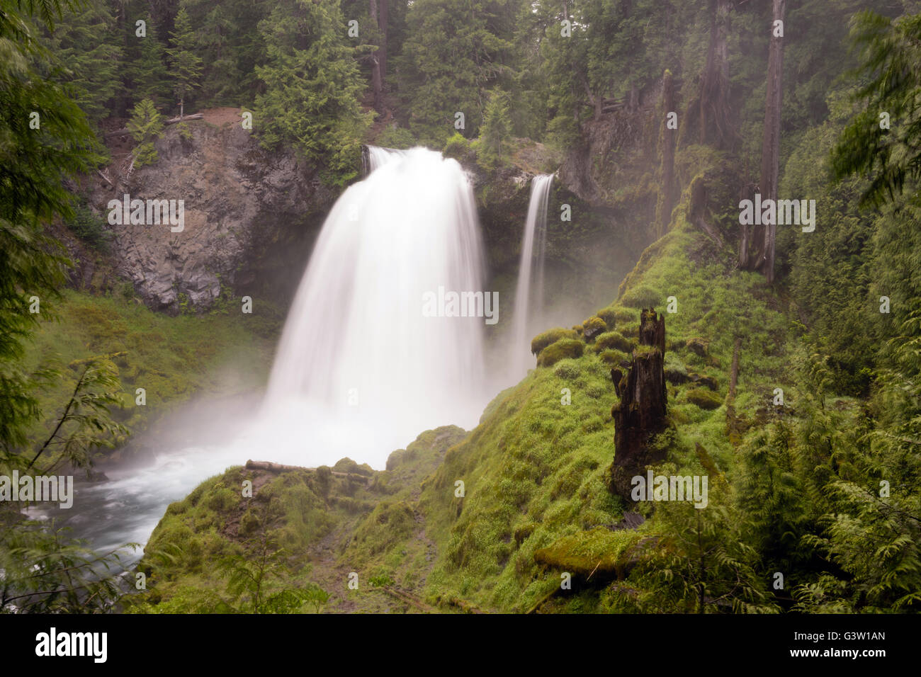 Sorties Sahalie Falls beaucoup d'eau de ruissellement au cours de l'été Banque D'Images